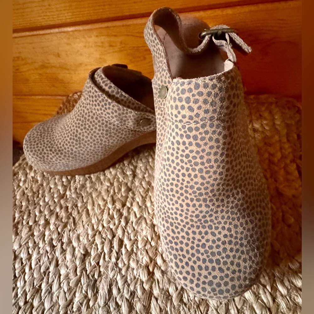 White Mountain Women’s Brown Polka Dot Clogs